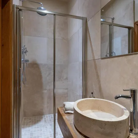 5 Bed In Richmond Oc-g0159